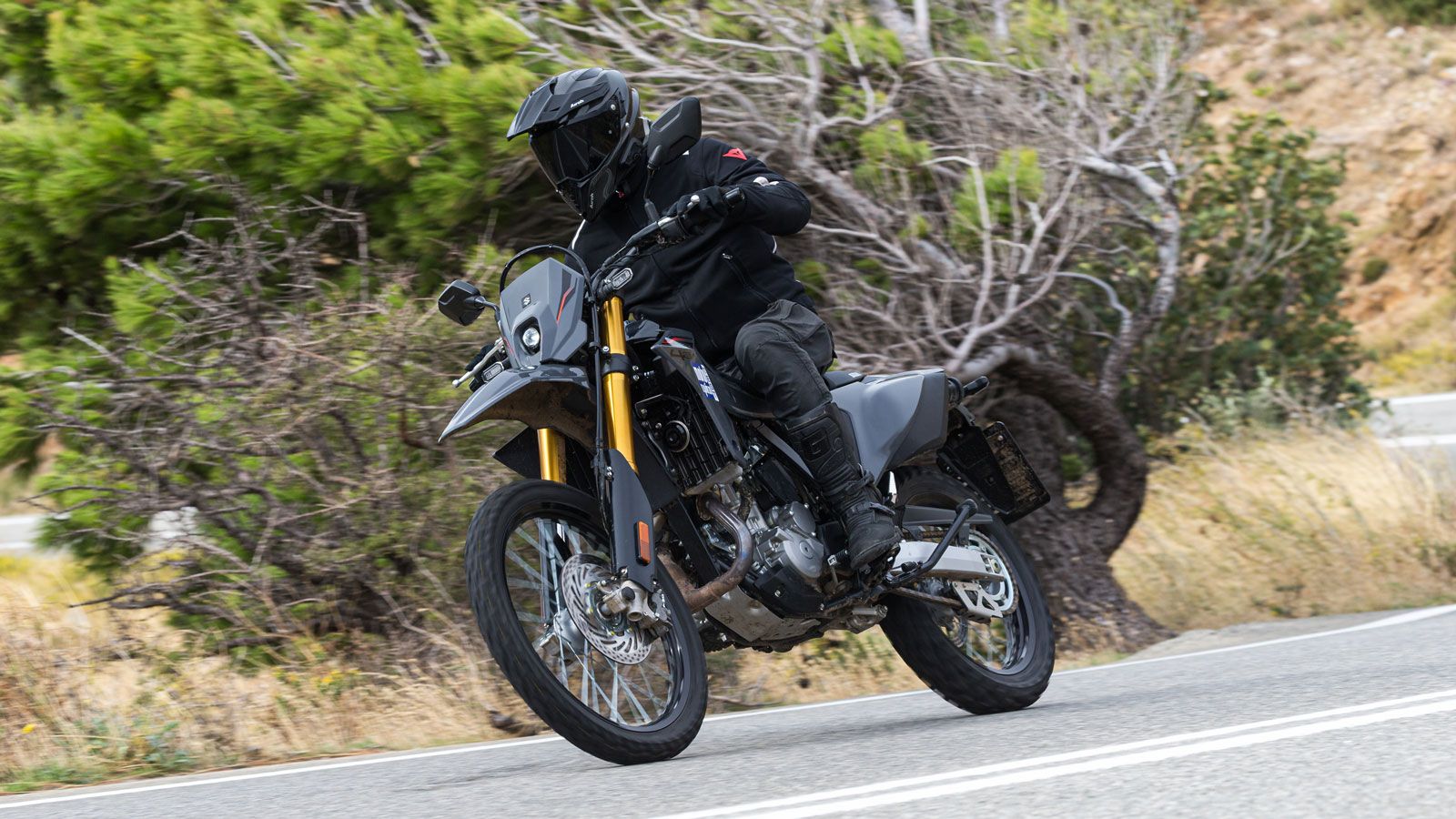 Στην εποχή των ηλεκτρονικών, των τεχνολογιών και των Riding Modes η επιστροφή του DR-Z μοιάζει με ταξίδι πίσω στον χρόνο – με την καλή έννοια.