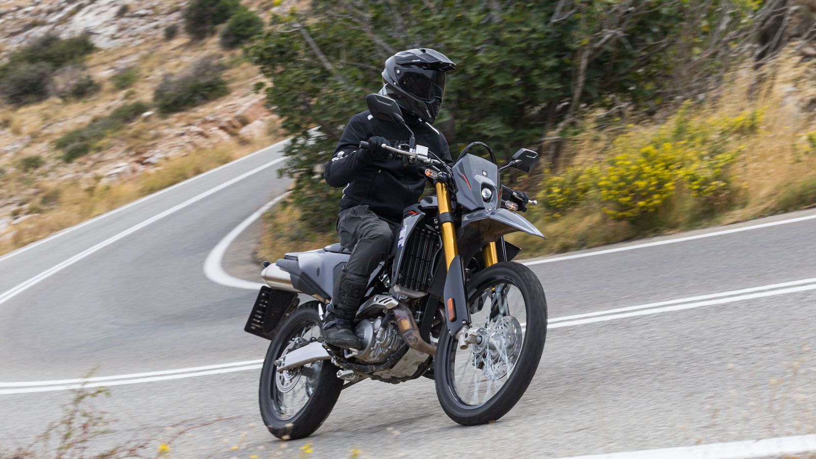 Ύστερα από απουσία πολλών ετών από την ευρωπαϊκή αγορά, λόγω των προδιαγραφών των ρύπων, το Suzuki DR-Z 4S επέστρεψε ανανεωμένο καθολικά, από την εμφά