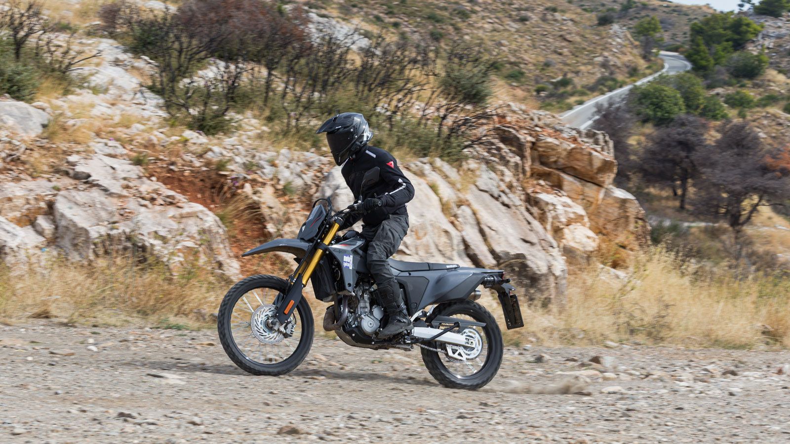 Στα off-road κομμάτια που επισκεφτήκαμε, καταλάβαμε τι μπορεί να κάνει η χωμάτινη εκδοχή του DR-Z. Χωρίς υπερβολή, είναι ίσως το ιδανικό dual sport γι