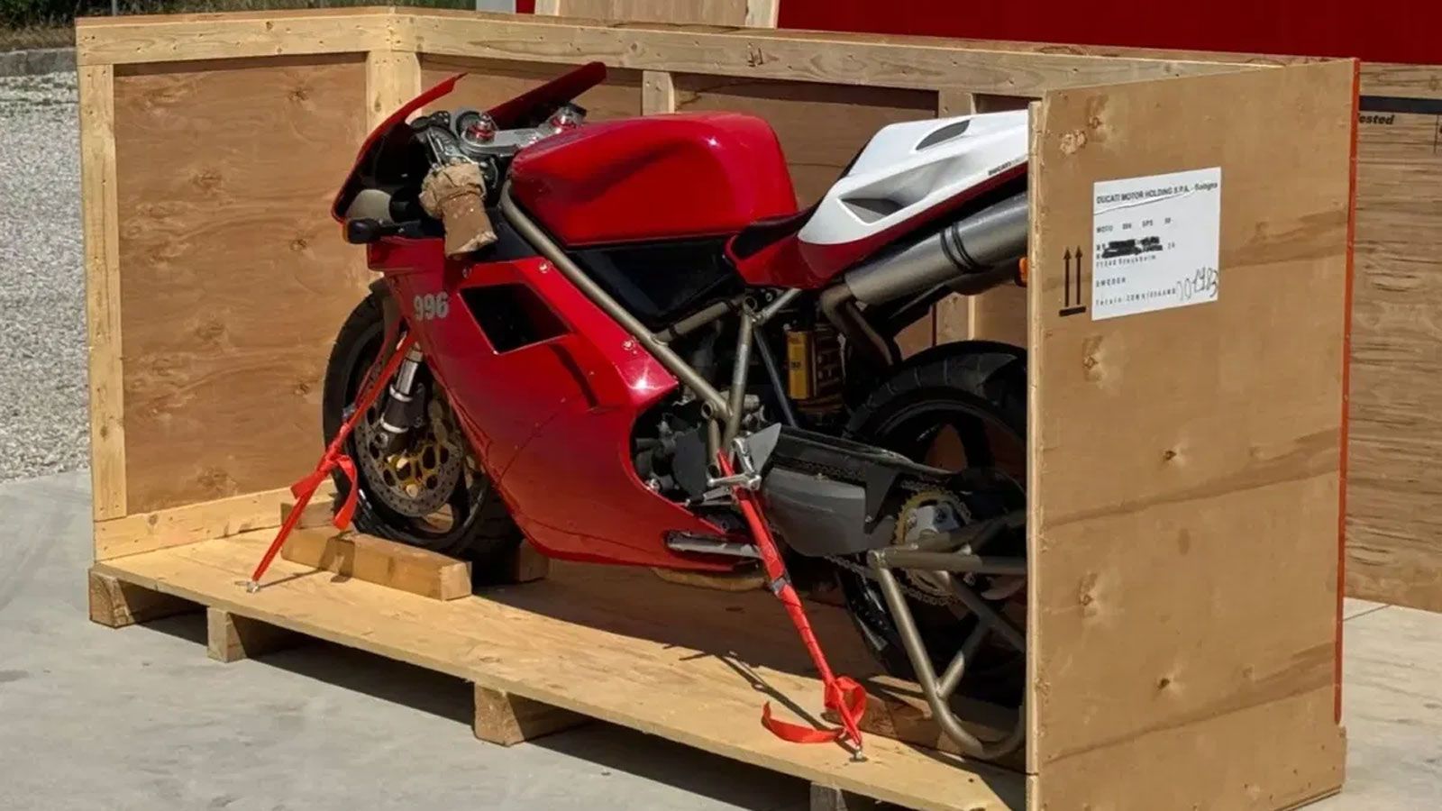 Η μοτοσυκλέτα διατηρούσε την αρχική της κατάσταση χωρίς να έχει ταξινομηθεί ή χρησιμοποιηθεί ποτέ, με το οδόμετρο να δείχνει μόλις 2 χιλιόμετρα.