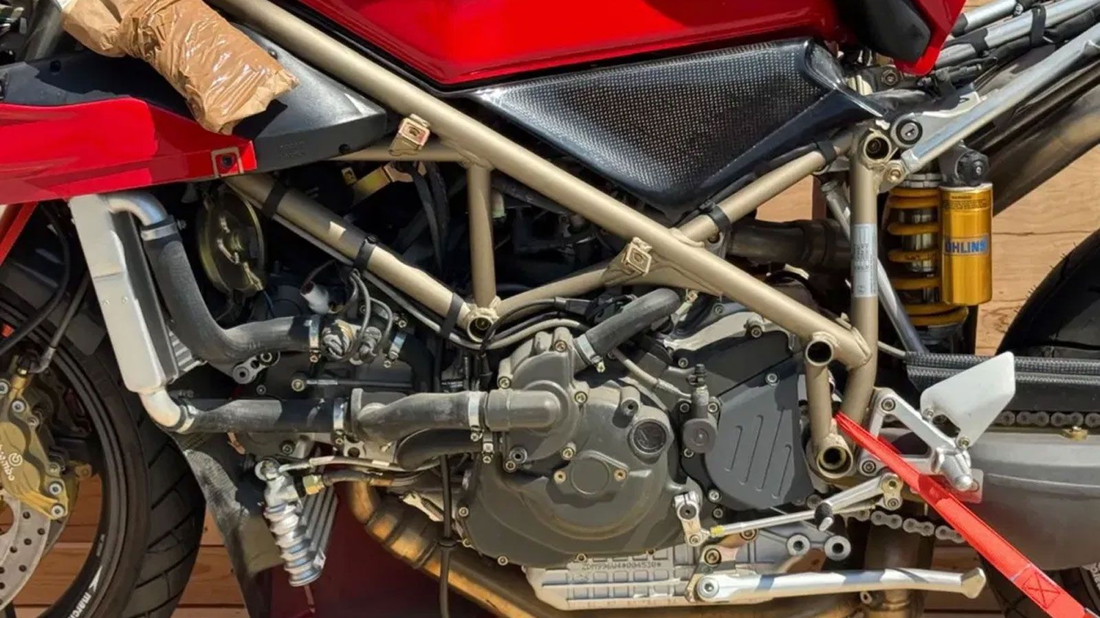 Η 996 SPS είναι η κορυφαία έκδοση της σειράς 996 της Ducati και βασίζεται στο ίδιο DNA με την εμβληματική 916. Διαθέτει L-Twin κινητήρα 996 κυβικών, α