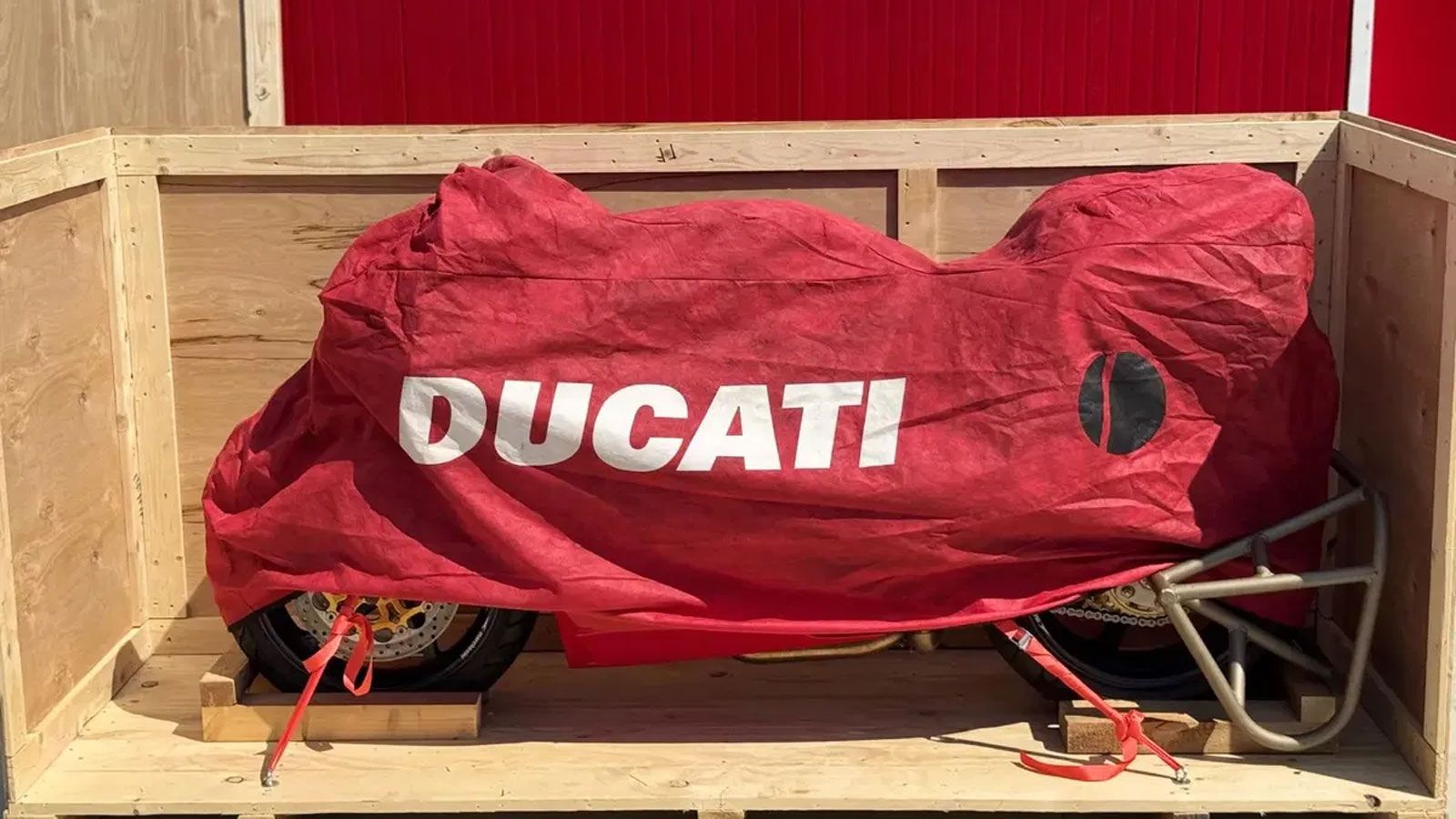 Η τελική τιμή των 63.000 ευρώ αποτελεί ρεκόρ για τη συγκεκριμένη έκδοση της 996 SPS και επιβεβαιώνει τη διαρκώς αυξανόμενη συλλεκτική αξία των superbi