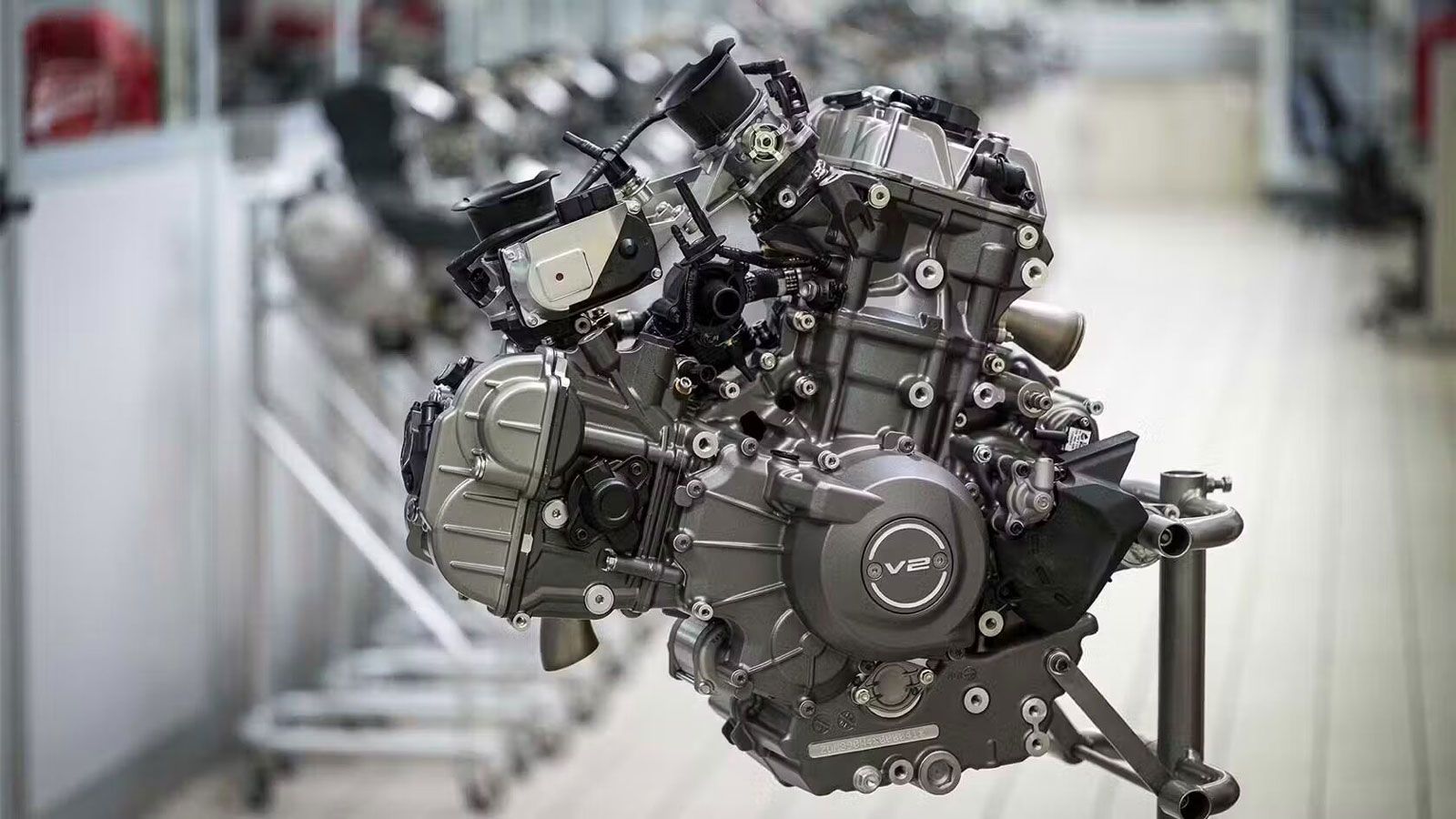 Η μεγαλύτερη αλλαγή είναι ο νέος δικύλινδρος V2 των 890 κ.εκ., που αποδίδει 115 ίππους και 92 Nm ροπής. Για πρώτη φορά, η Ducati εγκαταλείπει την παρα