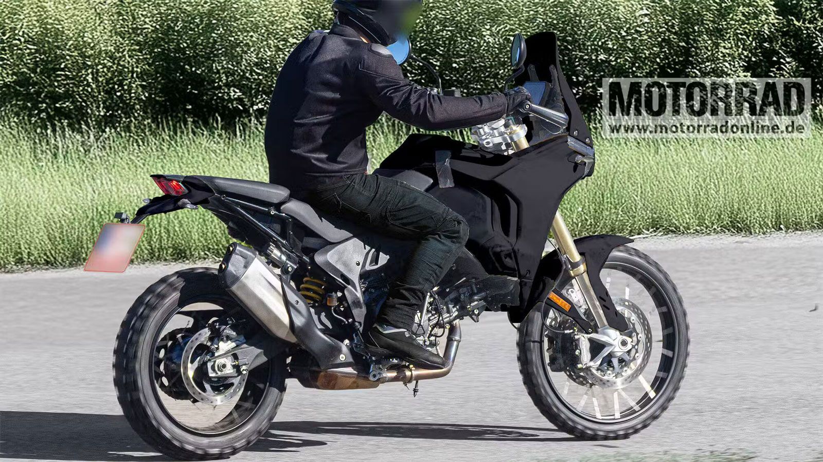 Η νέα DesertX διατηρεί τον εντουράδικο χαρακτήρα της, με αναρτήσεις μεγάλης διαδρομής άνω των 200mm, τροχό 21 ιντσών εμπρός και 18 ιντσών πίσω.