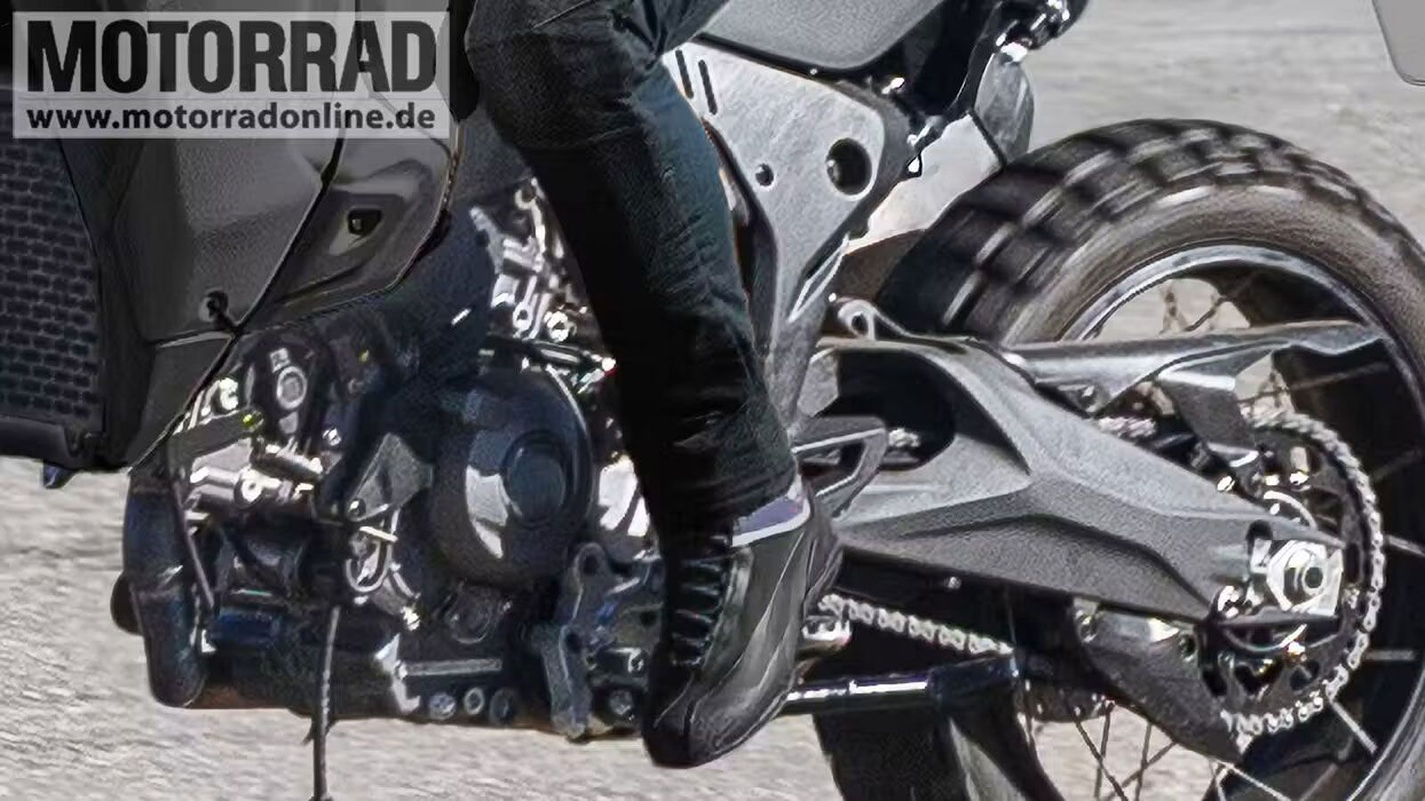 Ο κινητήρας συνοδεύεται από quickshifter στο 6τάχυτο κιβώτιο, ενώ η μεταβλητή χρονισμένη εισαγωγή βελτιώνει την καμπύλη ροπής για πιο γεμάτη απόδοση σ