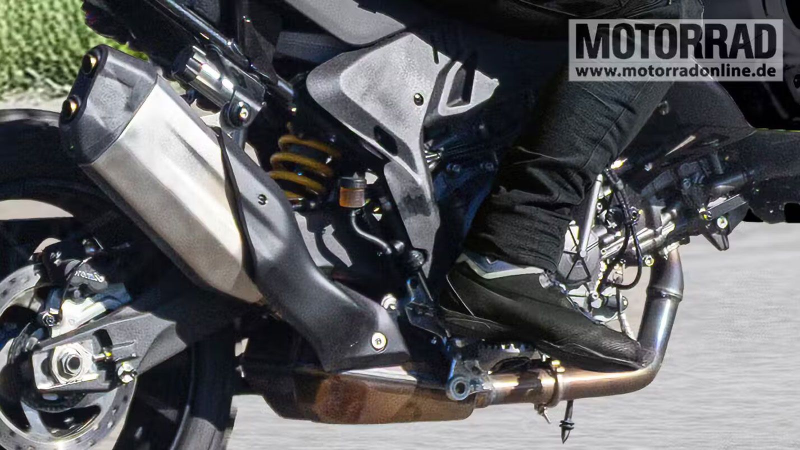 Οι φωτογραφίες πρωτοτύπου που κυκλοφόρησαν στο τέλος Σεπτεμβρίου δείχνουν ξεκάθαρα τη νέα Ducati DesertX V2 για το 2026.