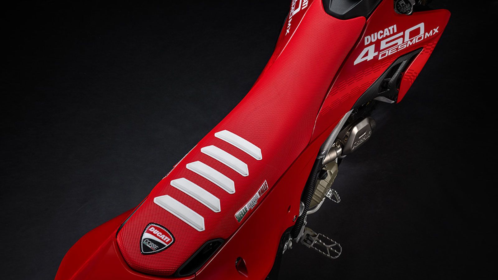 Η Ducati διαθέτει ειδική αγωνιστική σέλα για καλύτερο κράτημα στις πίστες
