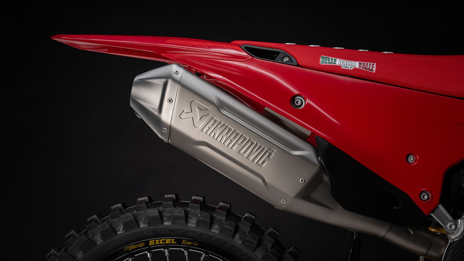 Κεντρικό στοιχείο αποτελεί η πλήρης εξάτμιση από τιτάνιο, ειδικά ρυθμισμένη για τον μονοκύλινδρο κινητήρα, που μειώνει το βάρος κατά 1,7 κιλά σε σχέση