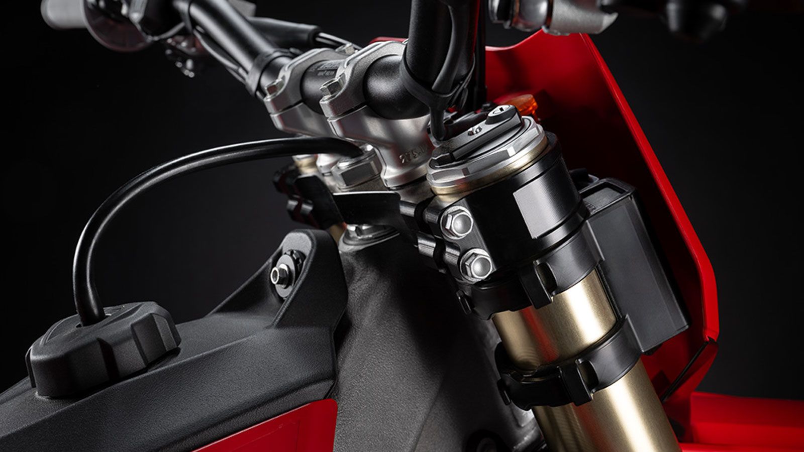 Για εκρηκτικές εκκινήσεις υπάρχει το holeshot device, το οποίο προφορτίζει το πιρούνι και χαμηλώνει τον εμπρός τροχό, βελτιώνοντας τη μετάδοση της ισχ