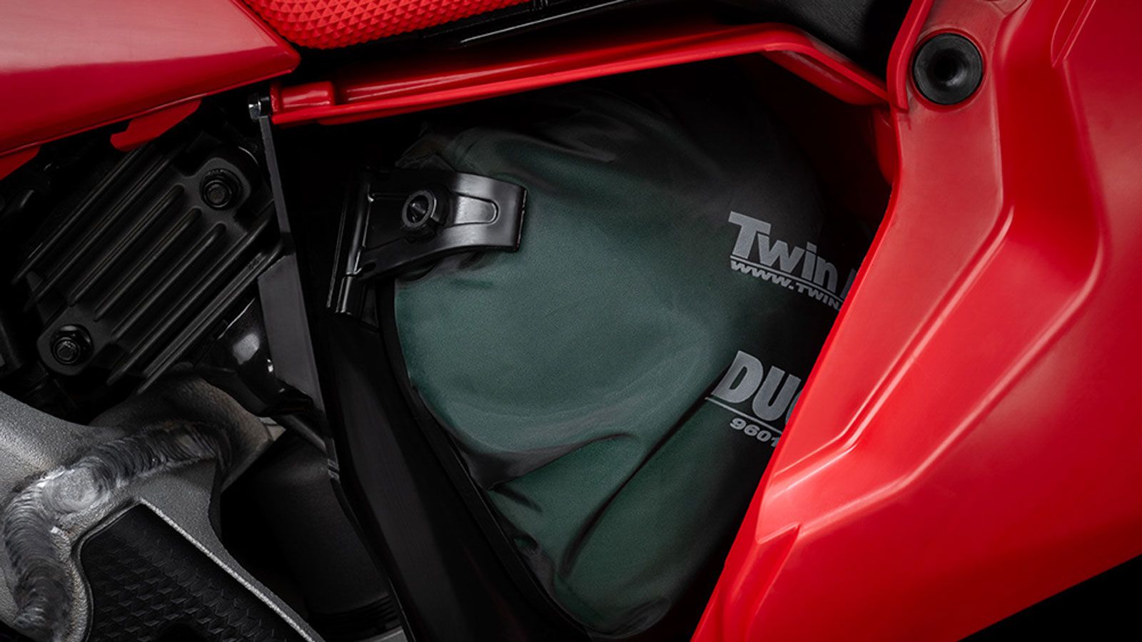 Για την προστασία στα απαιτητικά off-road περιβάλλοντα, διατίθενται πλαστικά καλύμματα για κινητήρα, ψυγείο, δίσκο φρένου και φίλτρο αέρα, ενισχύοντας