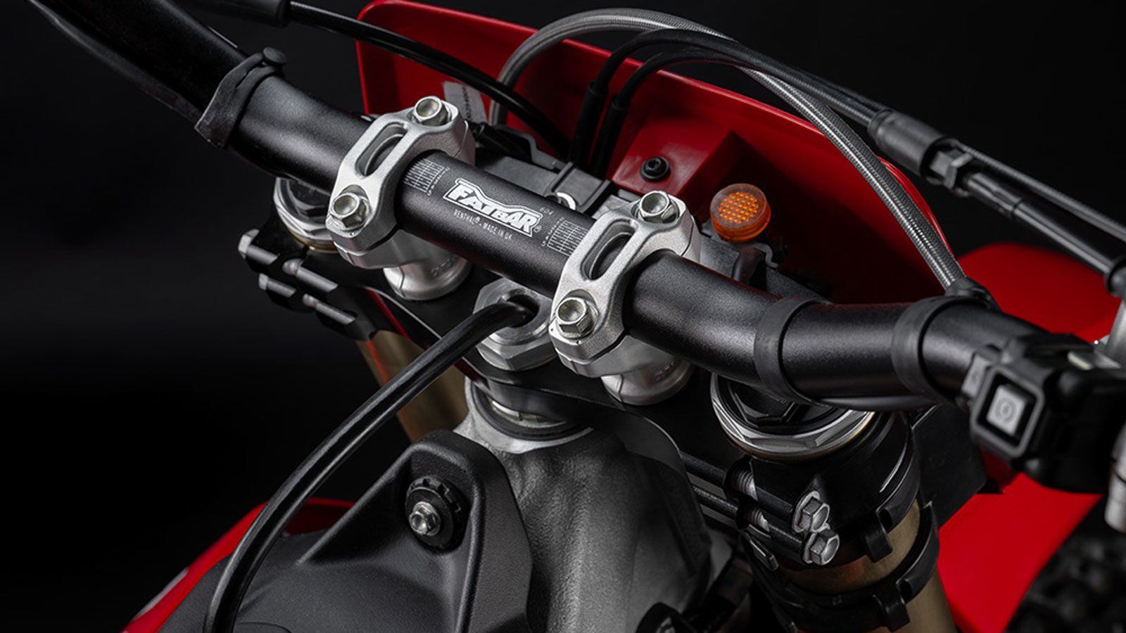 Τιμόνι Renthal Fatbar από αλουμίνιο 7010-T6 που προσφέρει ισορροπία αντοχής και ευκαμψίας