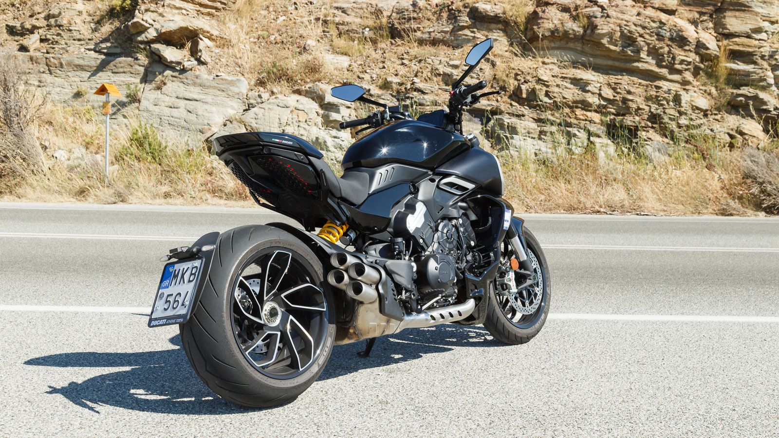 Χάρμα οφθαλμών το μονόμπρατσο ψαλίδι και οι ζάντεςκομψοτέχνημα, ενώ την παράσταση κλέβει το τελικό της εξάτμισης με τιςτετραπλές 4 απολήξεις και το 24