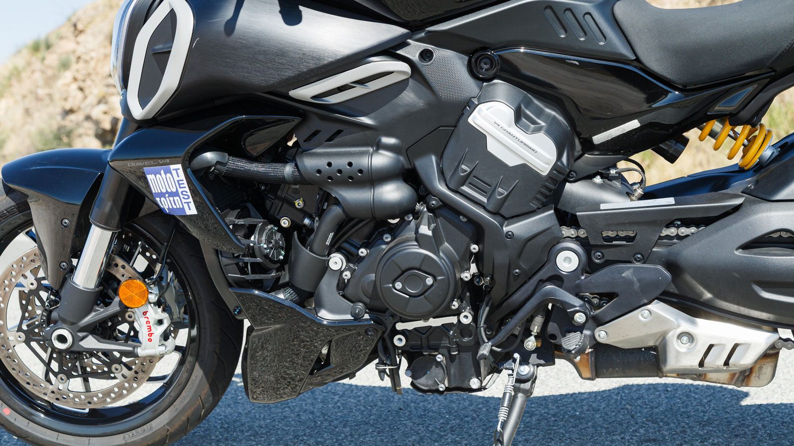 Η απόδοση φτάνει τους 168 ίππους στις 10.750σαλ. και τα 12,8kg-m ροπής στις 7.500σαλ., με το σύστημα απενεργοποίησης των δύο πίσω κυλίνδρων στις χαμηλ