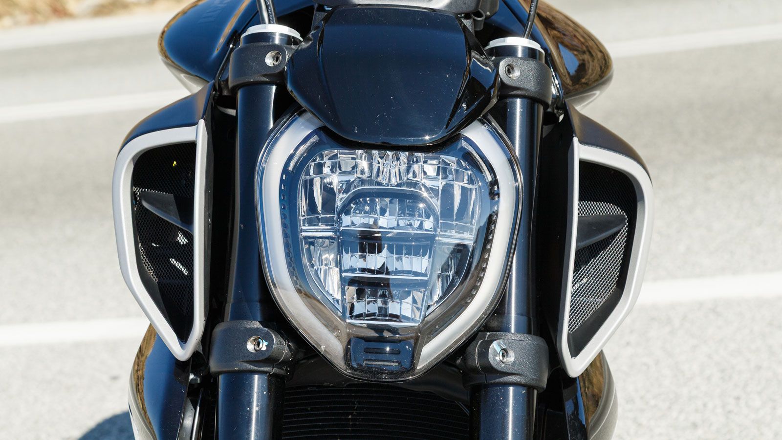 Ο μπροστινός LED προβολέας με τα διπλάφώτα ημέρας σχήματος C περιβάλλεται από τιςαδηφάγες εισαγωγές αέρα, ενώ τα φλας έχουν ενσωματωθεί στον τιμόνι «κ