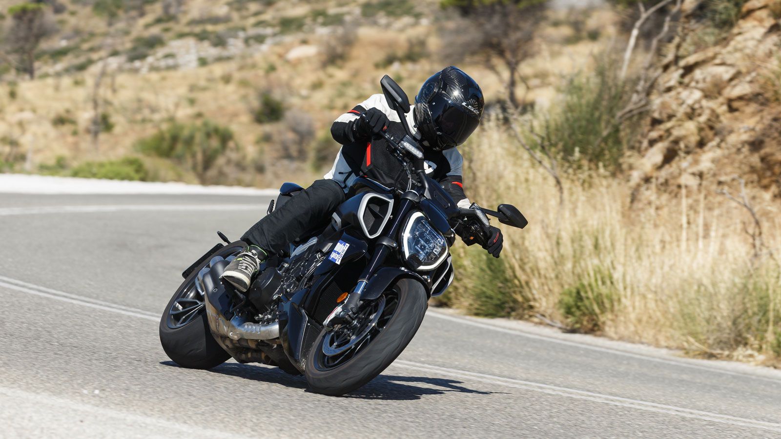 Με το γκάζι ανοιχτό ο V4 κραυγάζει πολεμικές ιαχές και το Diavel επιταχύνει αφιονισμένα τρελαίνοντας τα χρονόμετρα είτε μιλάμε για επιταχύνσεις από στ