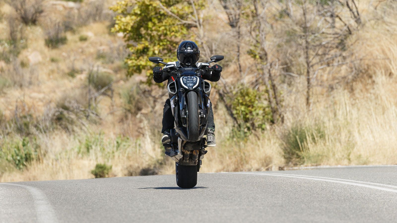 Παίρνοντας ως δεδομένο το τσαμπουκαλεμένο παρουσιαστικό, δεν θα περίμενε κανείς το πόσο φιλικό μπορεί να είναι το Diavel, δεδομένων πάντα των συνθηκών