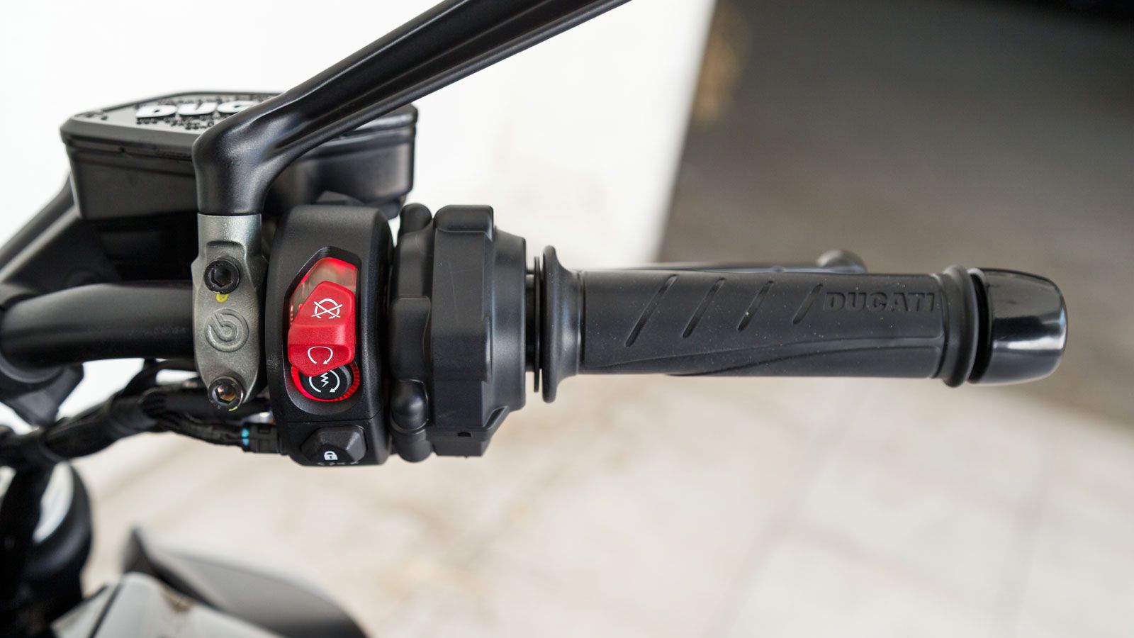 Δεξιός διακόπτης.