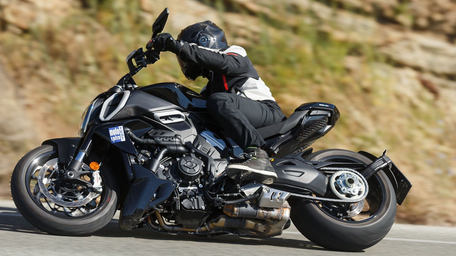 Σε ένα άκρως επιβλητικό muscle cruiser με υψηλό τεχνολογικό και τεχνικό προφίλ, ο εκρηκτικός V4 Granturismo εμποτίζει το Diavel με αγωνιστικό DNA Duca