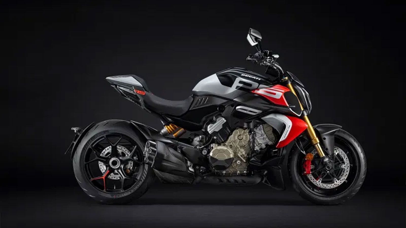 Η Diavel V4 RS φοράει ελαστικά Pirelli Diablo Rosso IV με πίσω διάσταση 240/45, χαρακτηριστική της οικογένειας Diavel. 