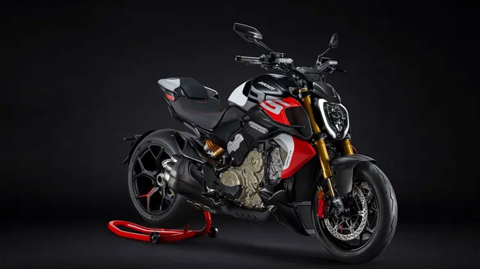 Σε σχέση με τη στάνταρ έκδοση είναι περίπου 3 κιλά ελαφρύτερη, χάρη σε σφυρήλατους τροχούς, ανθρακονημάτινα μέρη και μπαταρία λιθίου.