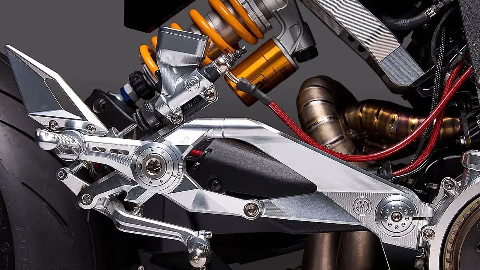 Η ομάδα δεν πρόσθεσε απλώς εξαρτήματα· ανασχεδίασε πλήρως τη μοτοσυκλέτα, αλλάζοντας τη στάση, τη γεωμετρία και το σύνολο της παρουσίας της.