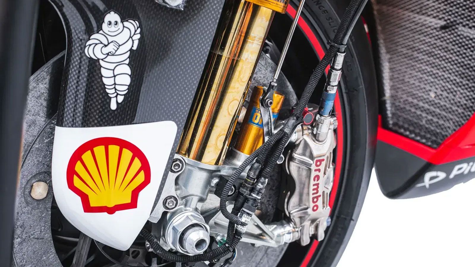 Οι αναρτήσεις προέρχονται από την Öhlins, με ανεστραμμένα πιρούνια 48mm εμπρός και πλήρως ρυθμιζόμενο αμορτισέρ πίσω, ενώ η πέδηση εξασφαλίζεται 