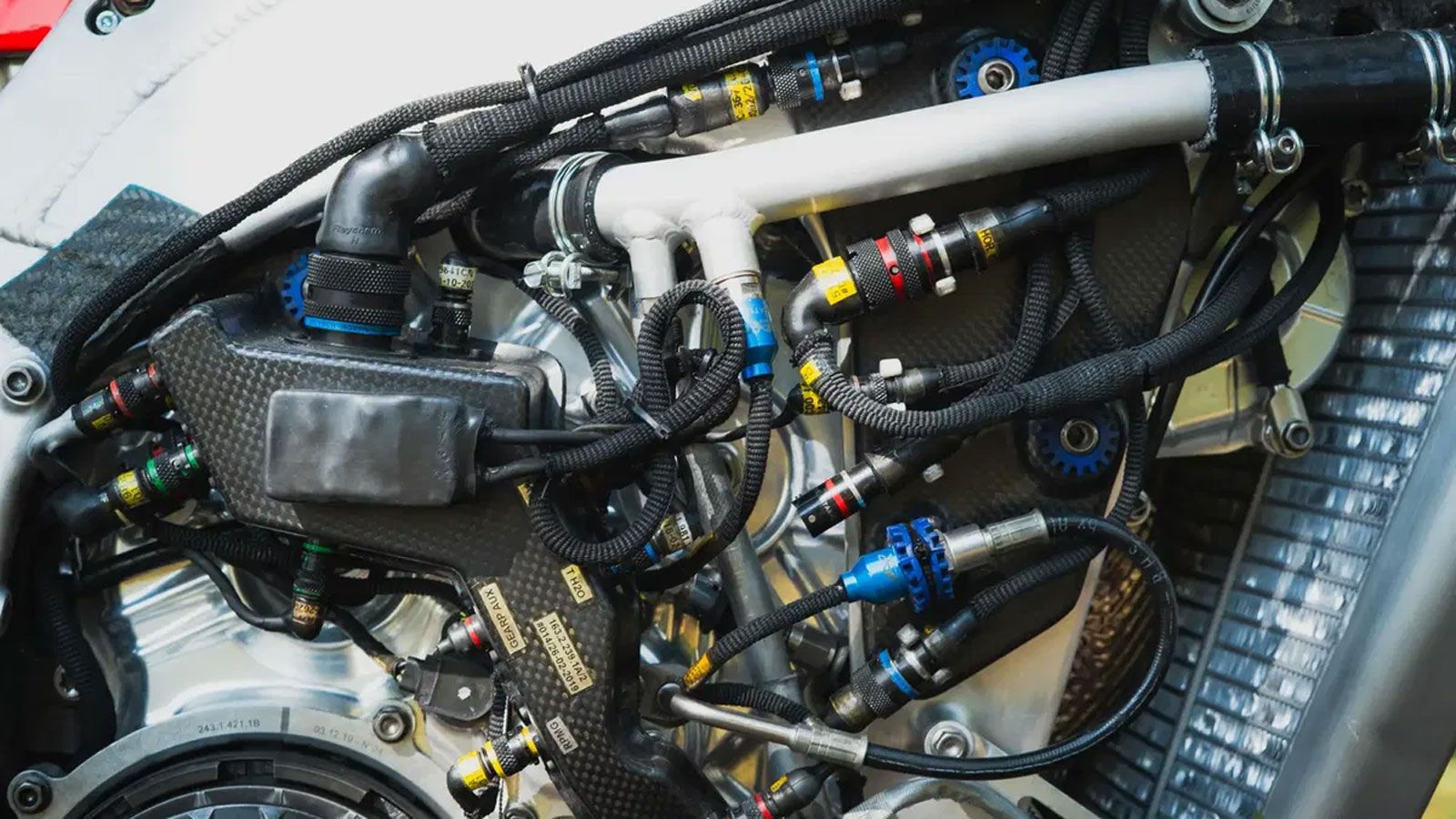 Κάτω από το εντυπωσιακό φαίρινγκ με τα λογότυπα Mission Winnow κρύβεται ο θρυλικός τετρακύλινδρος V4 κινητήρας των 1.000 κυβικών, υδρόψυκτος και με δι