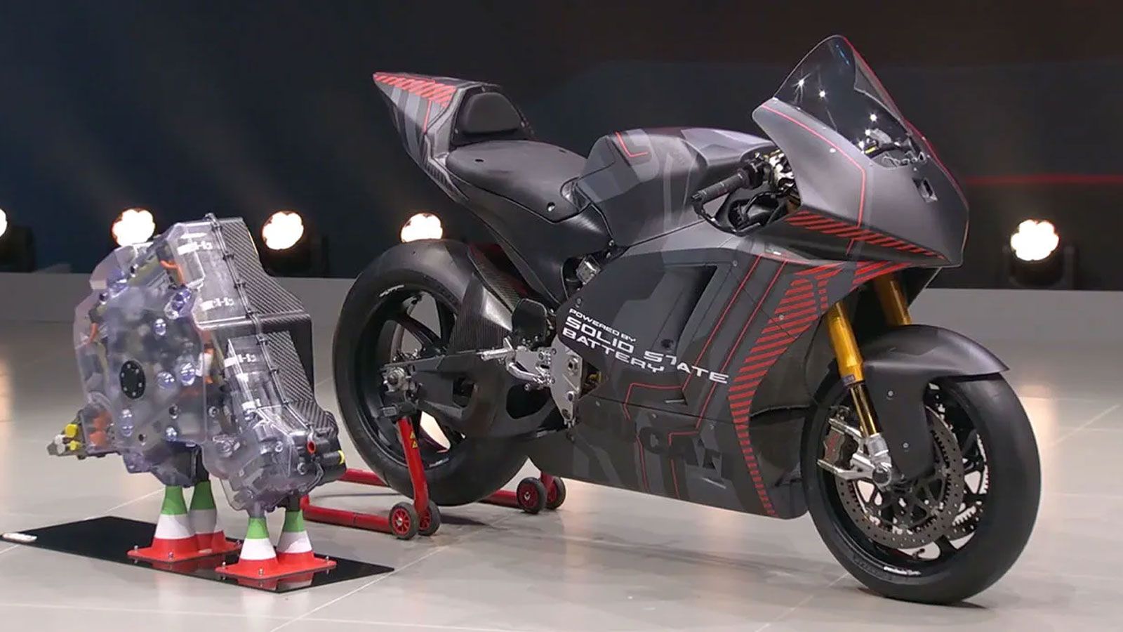 Στη φετινή έκθεση IAA Mobility στο Μόναχο, οι QuantumScape και PowerCo παρουσίασαν για πρώτη φορά ζωντανά μια μοτοσυκλέτα Ducati που κινείται αποκλεισ