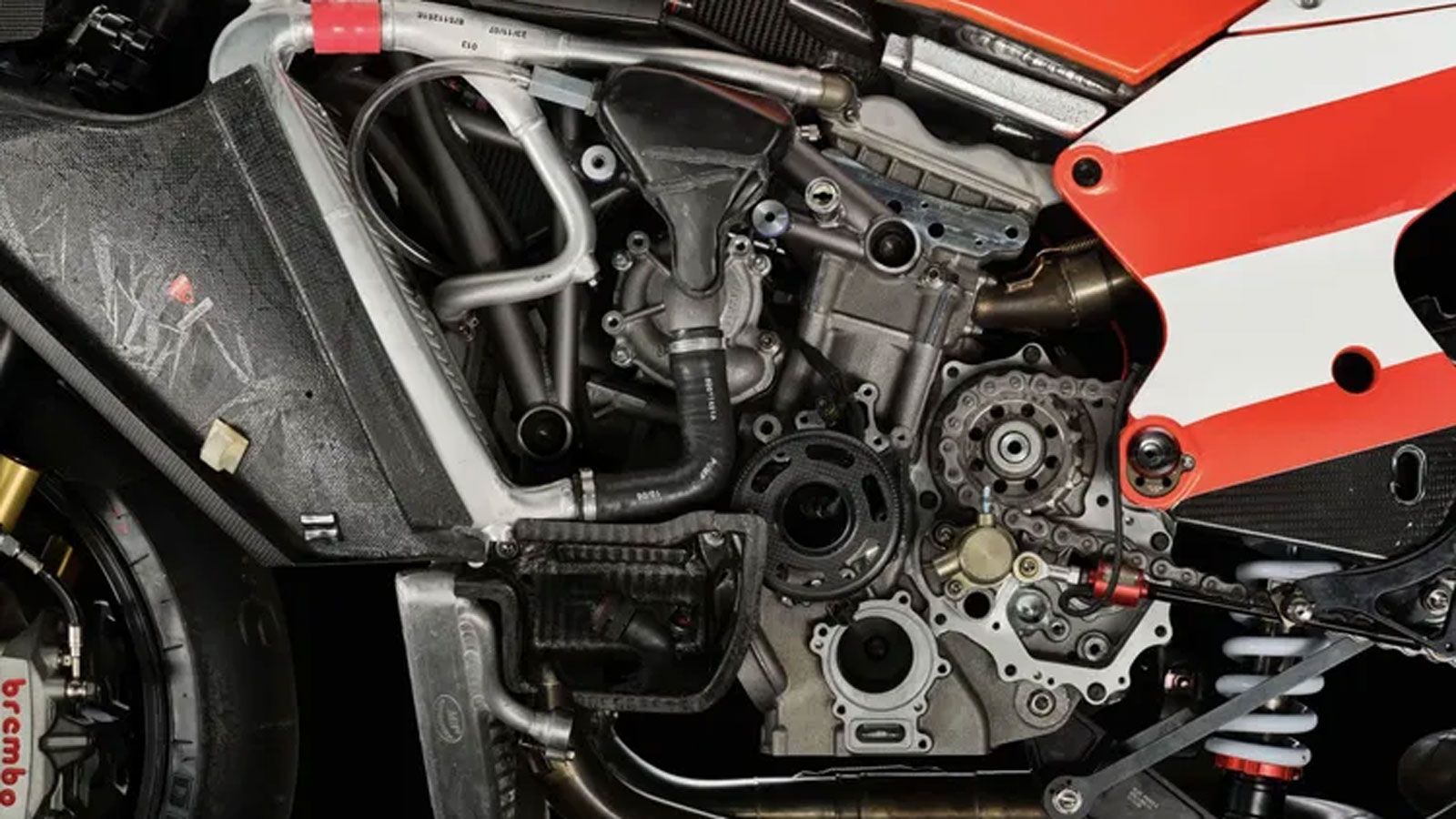 Το πλαίσιο είναι αυθεντικό κομμάτι του 2008, ενώ ο κινητήρας αποτελείται από καινούργιες, αχρησιμοποίητες κάσες και στροφαλοθάλαμο.