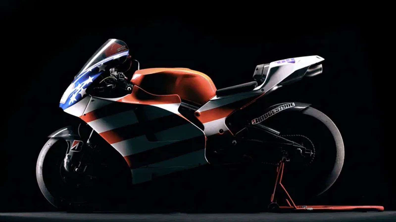 Η συγκεκριμένη GP8 έχει ιδιαίτερη συλλεκτική αξία, καθώς ήταν η πρώτη Ducati που οδήγησε ο Hayden μετά τη μεταγραφή του από τη Repsol Honda.