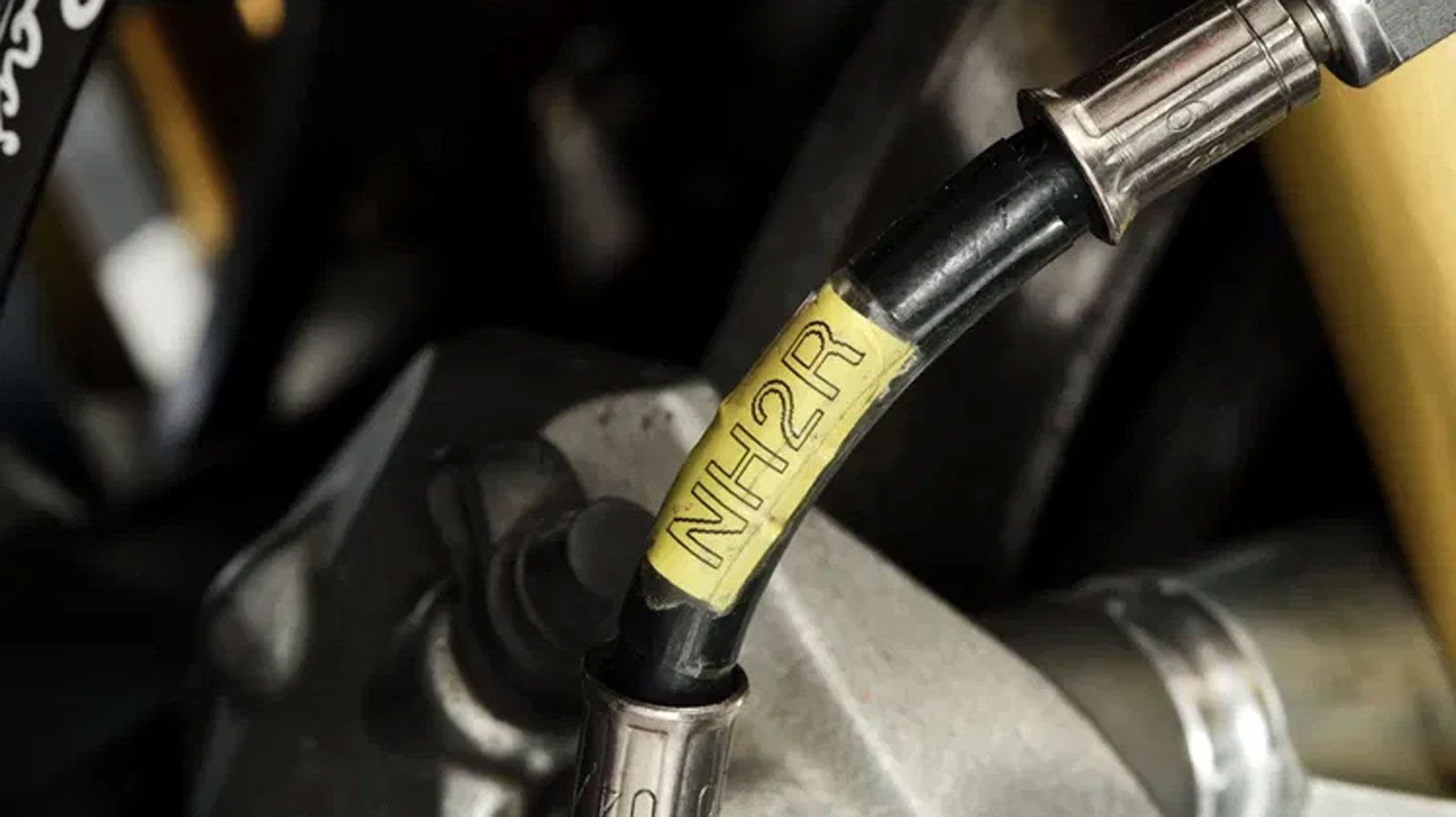 Αυτή η μοναδική ταυτότητα ενισχύεται από τις ετικέτες και τα αυτοκόλλητα με τα αρχικά NH σε σημεία όπως το πλαίσιο, οι ζάντες και οι σωληνώσεις των φρ