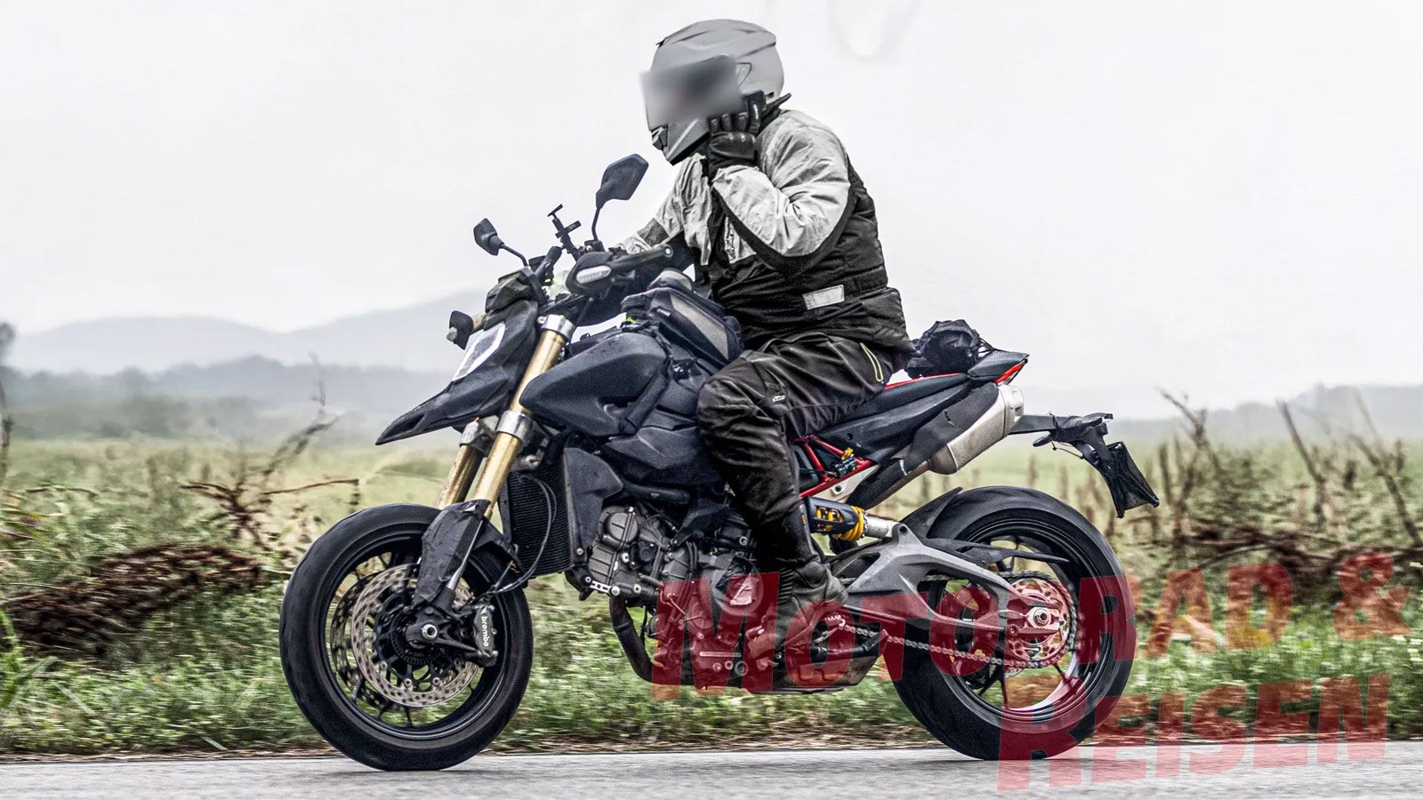 Σήμερα, μόνο οι Hypermotard 950, Monster και DesertX εξακολουθούν να τον χρησιμοποιούν. Μετά την αντικατάσταση των Monster και DesertX από νέες εκδόσε