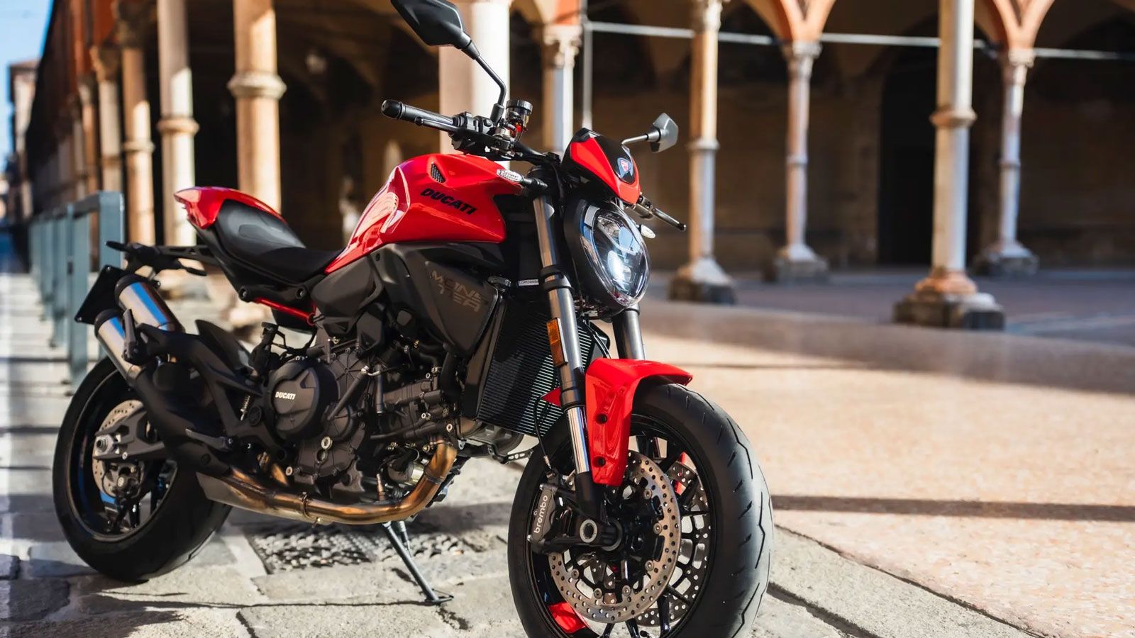 Η νέα Monster παραμένει πιστή στη φιλοσοφία της Ducati: ελαφριά, συμπαγής και γεμάτη χαρακτήρα.