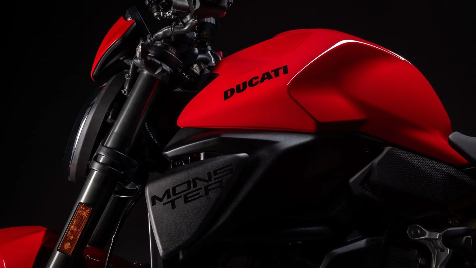 Ο μονοκόκ σκελετός συνδυάζεται με διπλό ψαλίδι και υποπλαίσιο από τεχνοπολυμερές και χωροδικτύωμα, εξασφαλίζοντας ανθεκτικότητα και σταθερότητα.