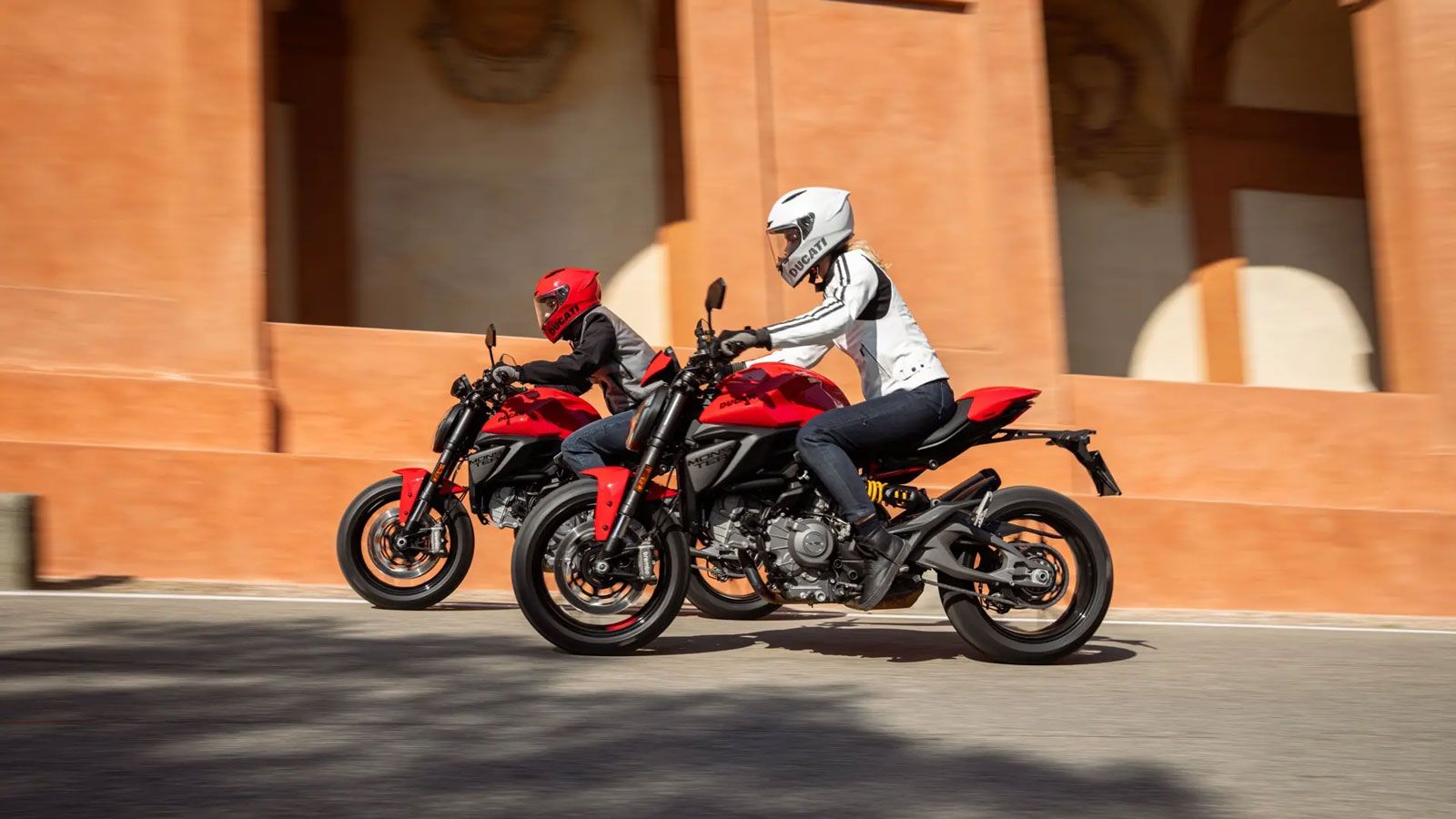 Η γεωμετρία της μοτοσυκλέτας είναι προσαρμοσμένη για μεγαλύτερη ευκολία στους χειρισμούς, διατηρώντας παράλληλα την ακρίβεια και την αίσθηση που χαρακ