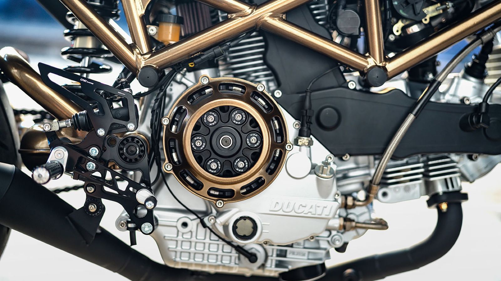 Ducati Monster S2R 1000: Όνειρο αναλογικής νυκτός, «πειραγμένη» παντού πλην του κινητήρα