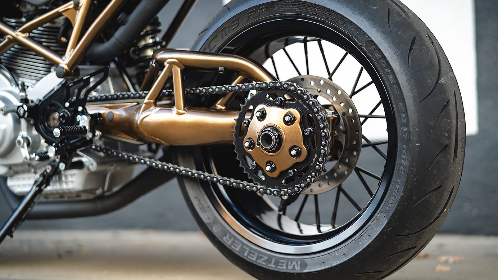 Ducati Monster S2R 1000: Όνειρο αναλογικής νυκτός, «πειραγμένη» παντού πλην του κινητήρα