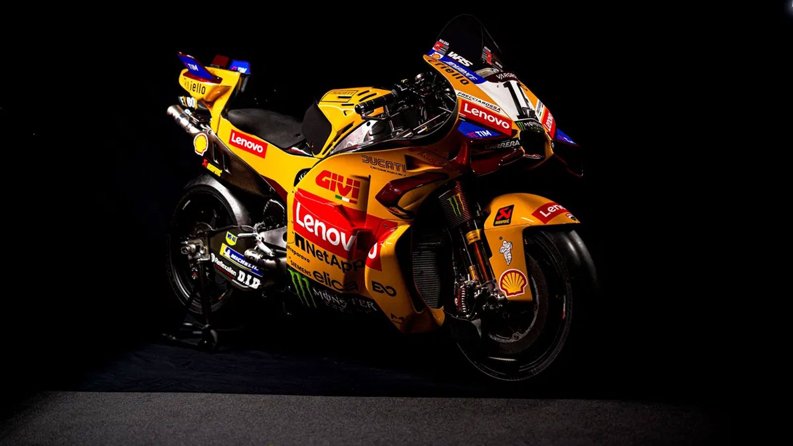 Οι νέες βαφές τιμούν δύο ιστορικές στιγμές της εταιρείας, συνδέοντας το παρελθόν με το αγωνιστικό της παρόν.
