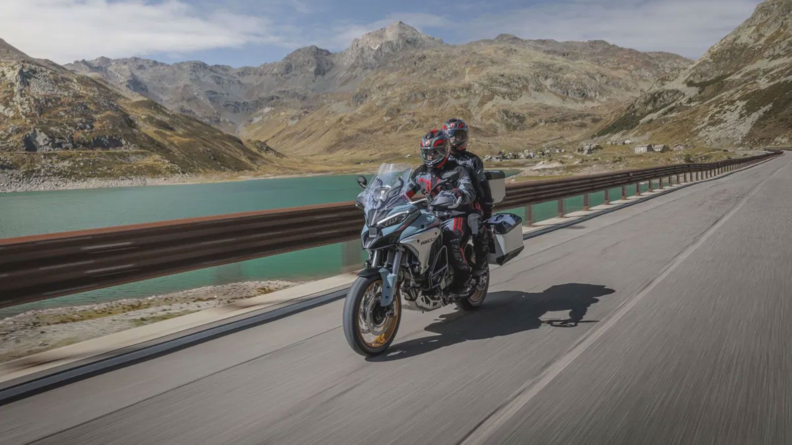 Η ζελατίνα είναι πλέον 40 mm φαρδύτερη και 20 mm ψηλότερη, αυξάνοντας την προστασία από τον αέρα και τα καιρικά φαινόμενα. Οι βάσεις των βαλιτσών έχου