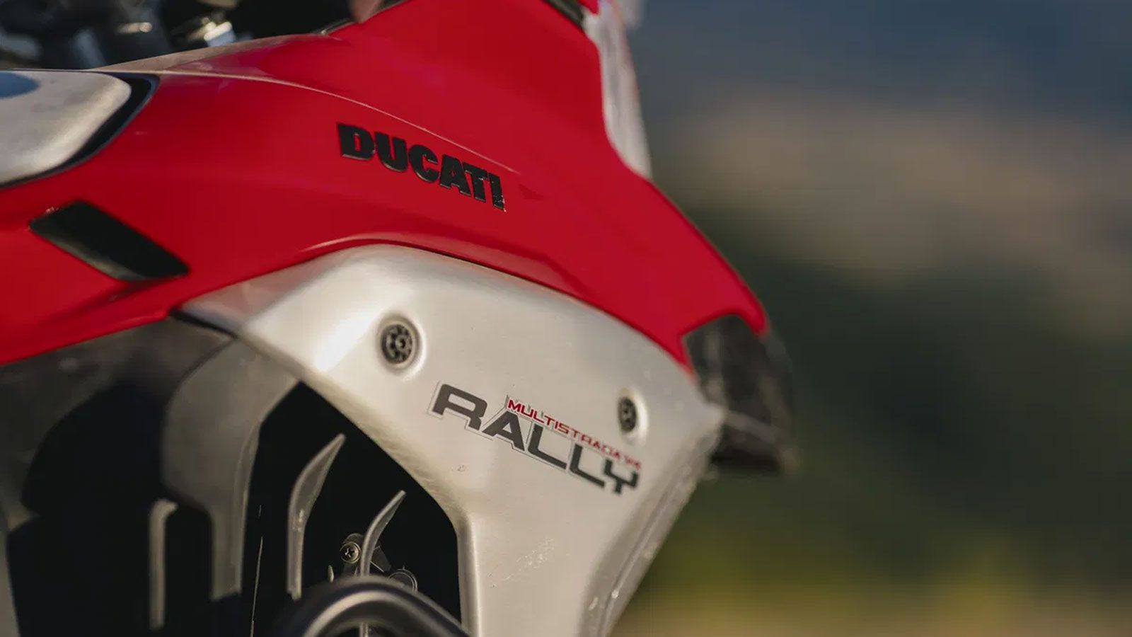 Η Ducati παρουσίασε τη νέα Multistrada V4 Rally 2026, την ανανεωμένη εκδοχή του μεγάλου της adventure μοντέλου. Η μοτοσυκλέτα συνεχίζει να βασίζεται σ