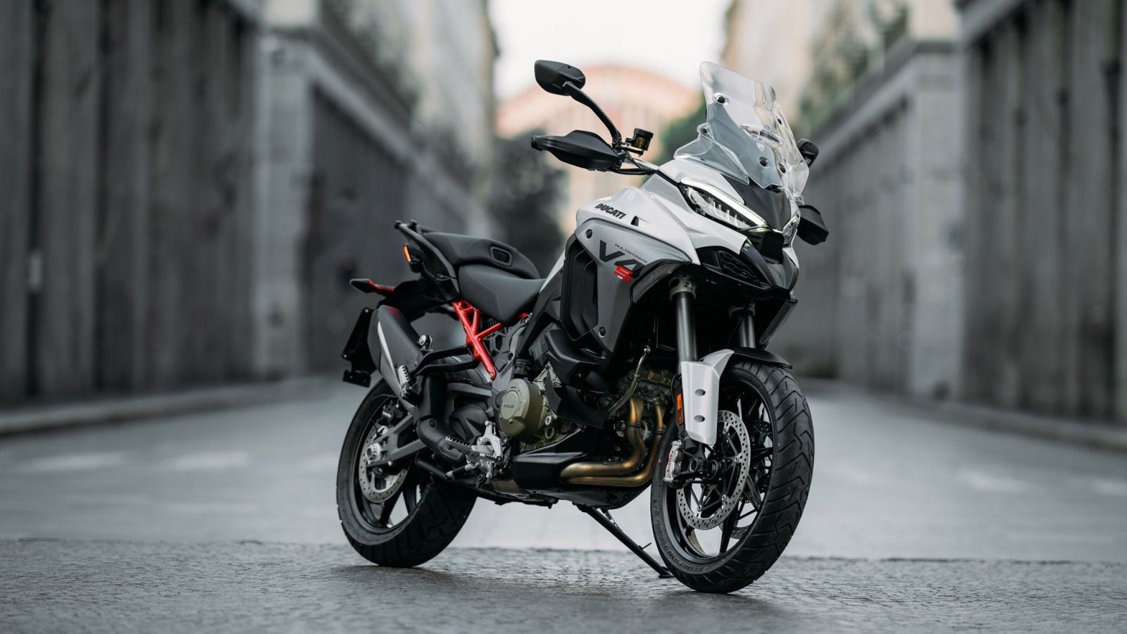 Η Ducati Multistrada V4 παραμένει ένα από τα πιο ολοκληρωμένα μοντέλα της κατηγορίας Adventure Touring, συνδυάζοντας τεχνολογία αιχμής, πρακτικότητα κ