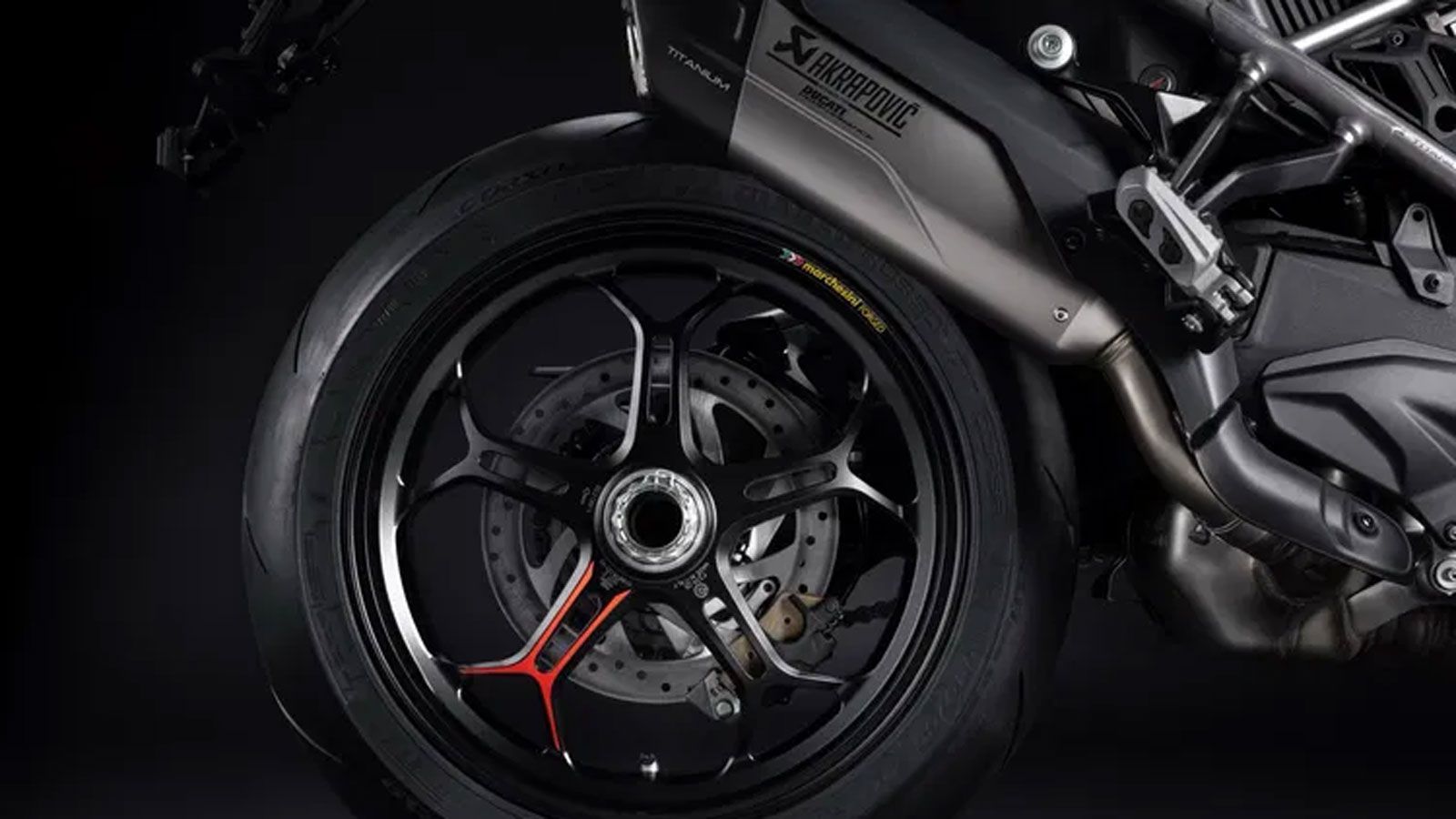 Η εξοικονόμηση βάρους μέσω ανθρακονημάτων, τιτανίου και μικρότερης μπαταρίας καθιστούν τη V4 RS τρία κιλά ελαφρύτερη από την Pikes Peak.