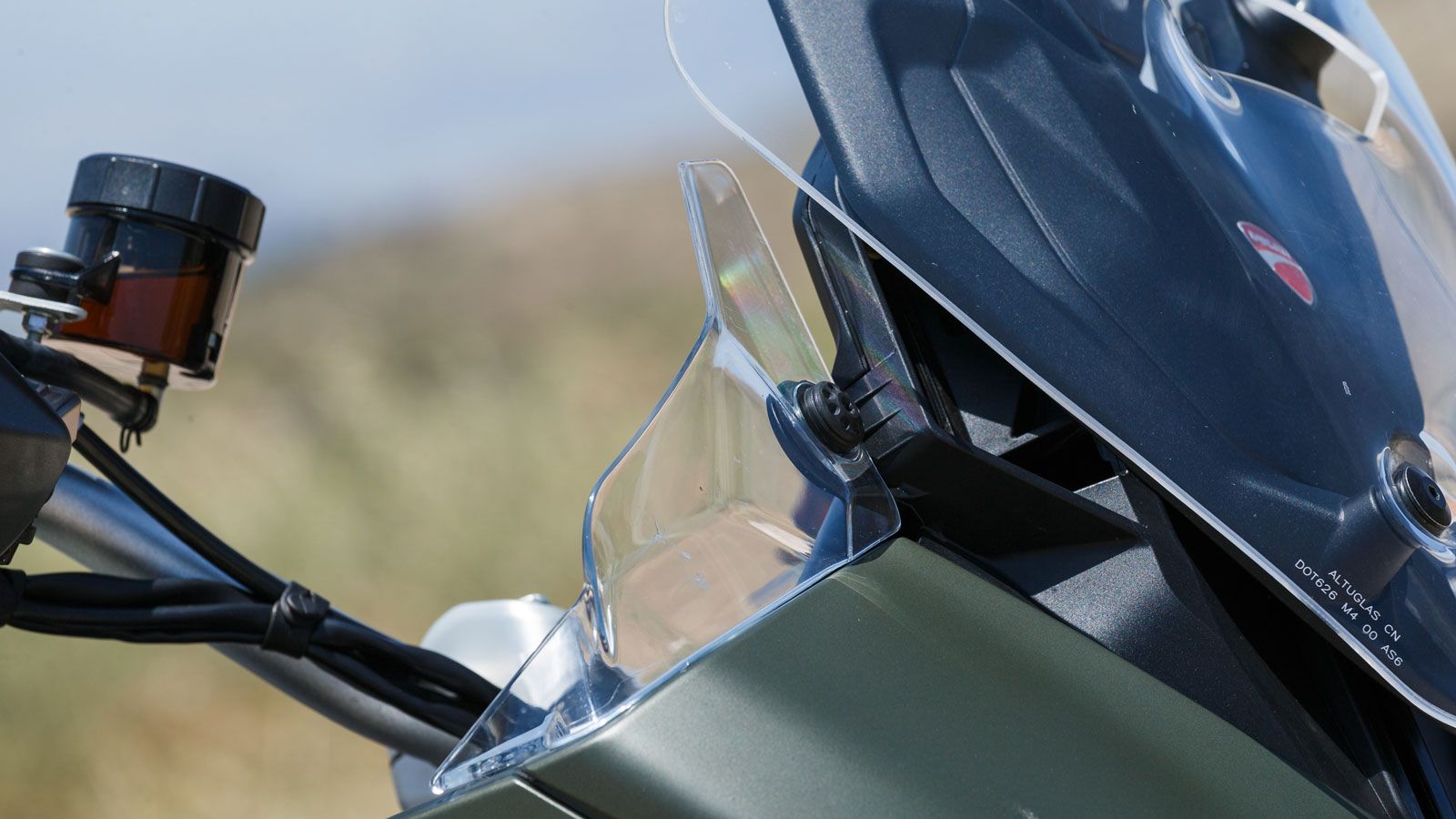 Λειτουργικότητα και αισθητική έρχονται σε συνεργασία, ώστε τα πλαϊνά φέρινγκ εκτός από την κομψότητα να εξυπηρετούν και την αεροδυναμική.