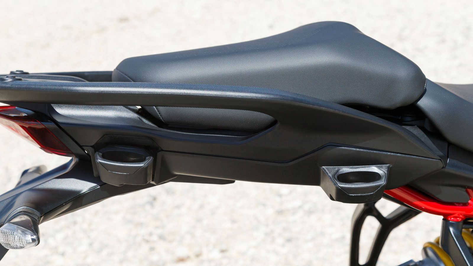 Το αφρώδες υλικό της είναι αρκετό και το επίπεδο σχήμα της σε τοποθετεί σε μία σχετικά όρθια θέση, ενώ πολύ ποιοτικό είναι το αντιολισθητικό της κάλυμ