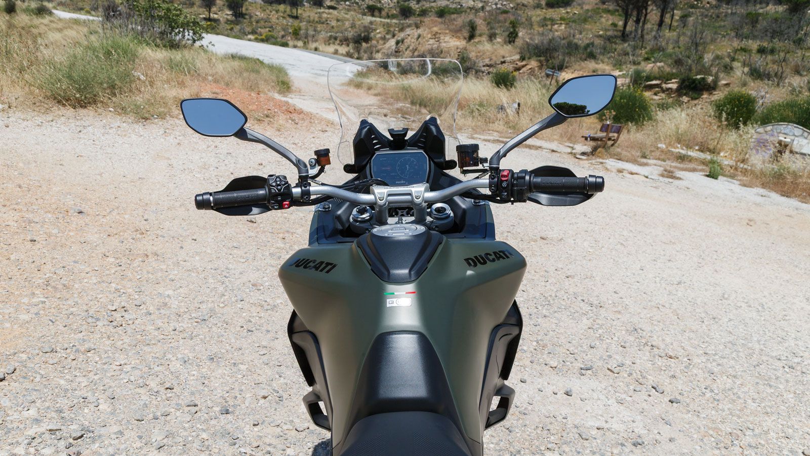  Δεν έχει πλέον το σχήμα μπούμερανγκ όπως στο απερχόμενο V2 και είναι πιο στενή στο σημείο που συναντά το προστατευτικό του ρεζερβουάρ, ώστε να προσφέ