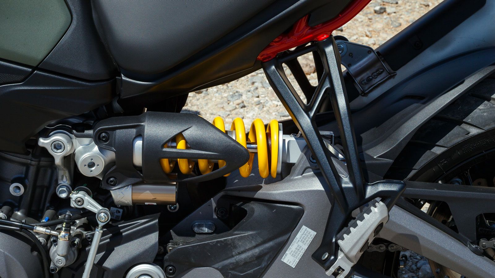 Πλήρως ρυθμιζόμενο αμορτισέρ της Sachs πίσω, αμφότερα με διαδρομές 170χλστ. Είναι ημι-ενεργητικές στην έκδοση S χάρη στο σύστημα Skyhook (DSS), το οπο