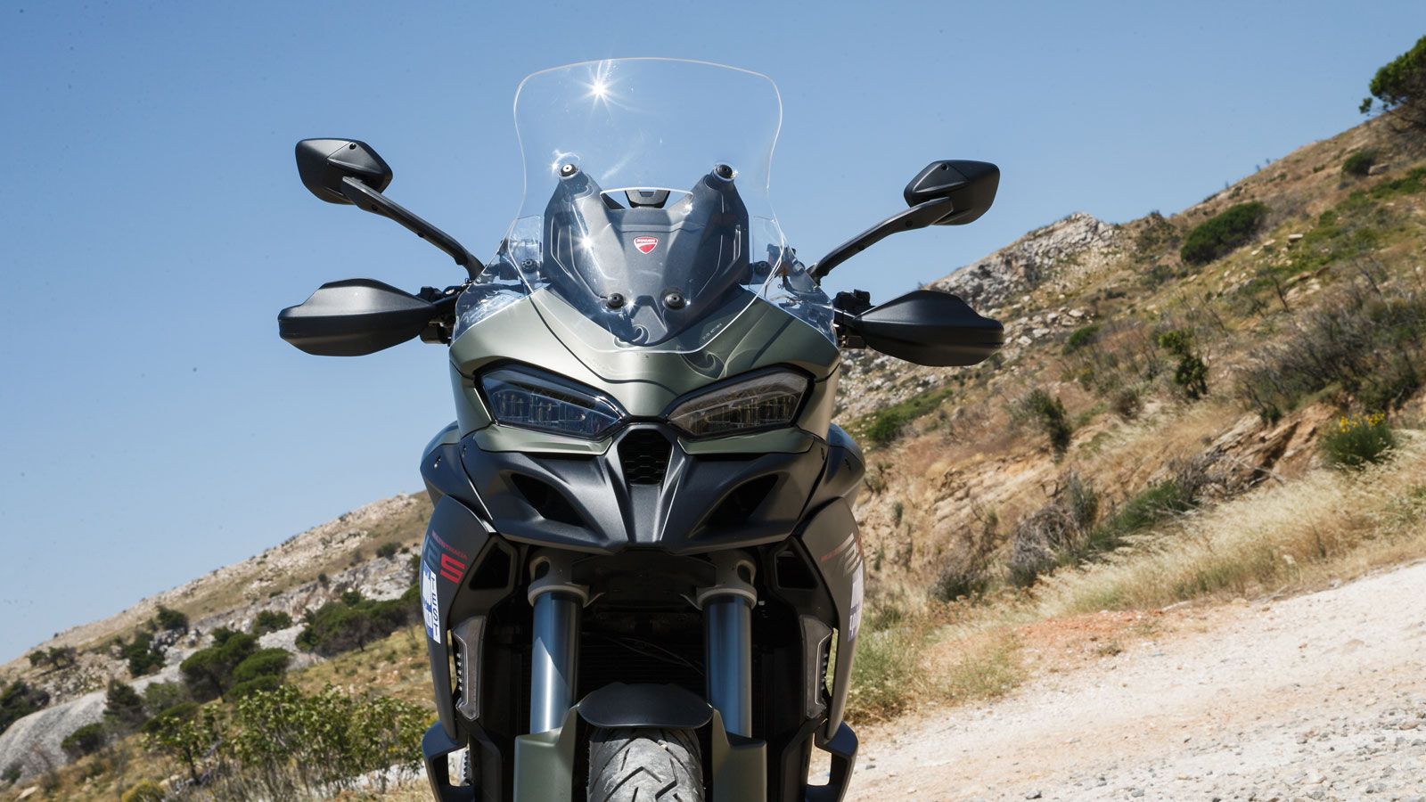 Αφήνοντας πλέον στο παρελθόν το χαρακτηριστικό χωροδικτύωμα, το νέο Multistrada V2 αποκτά ένα νέο, αλουμινένιο, monocoque πλαίσιο, σημαντικά ελαφρύτερ