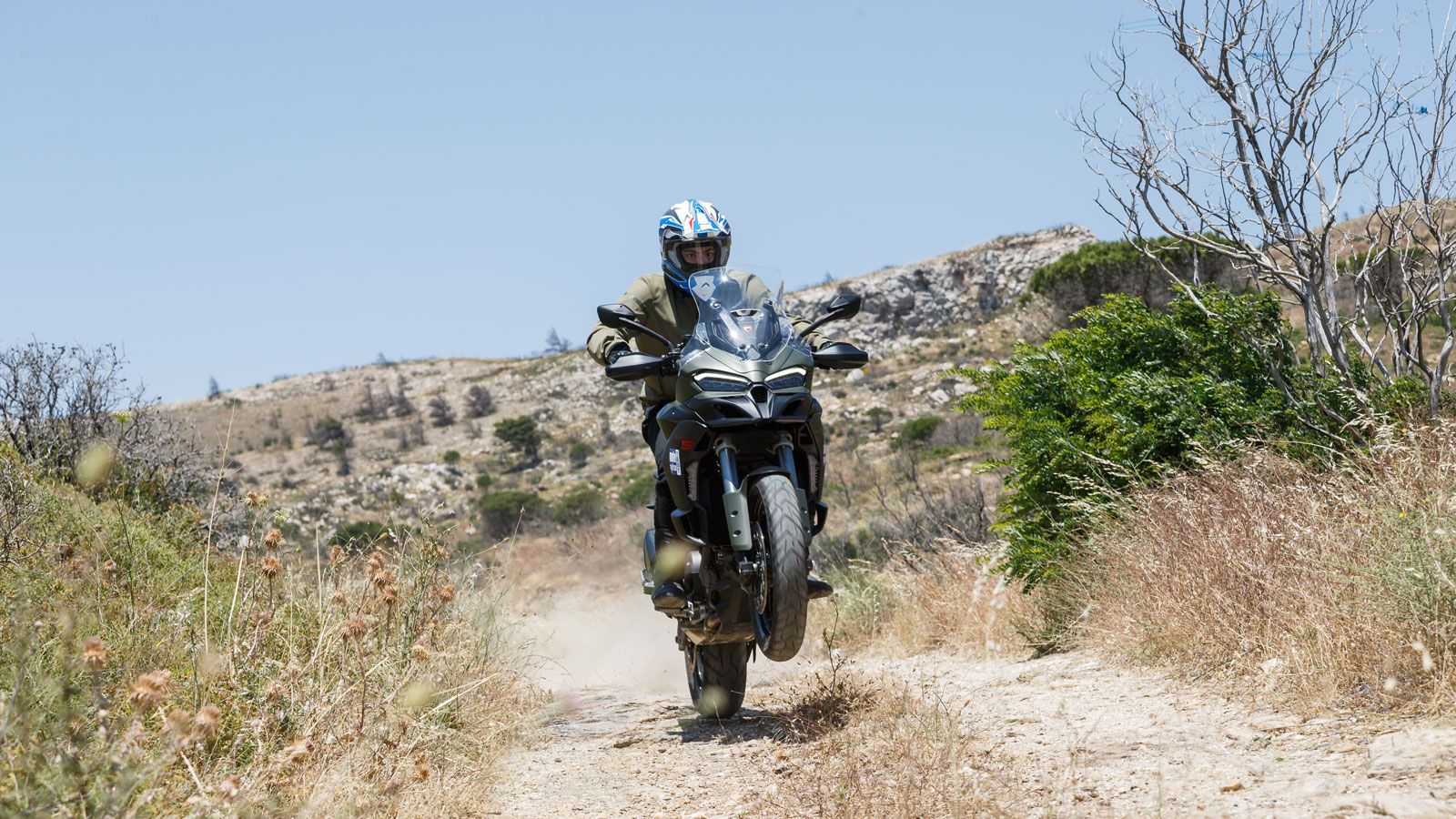 Η λειτουργία του κινητήρα μεταδίδει ένα ελαφρύ «κροτάλισμα» στον αναβάτη που είναι τόσο-όσο, ώστε να του υπενθυμίζει συνεχώς το αγωνιστικό DNA του, δη