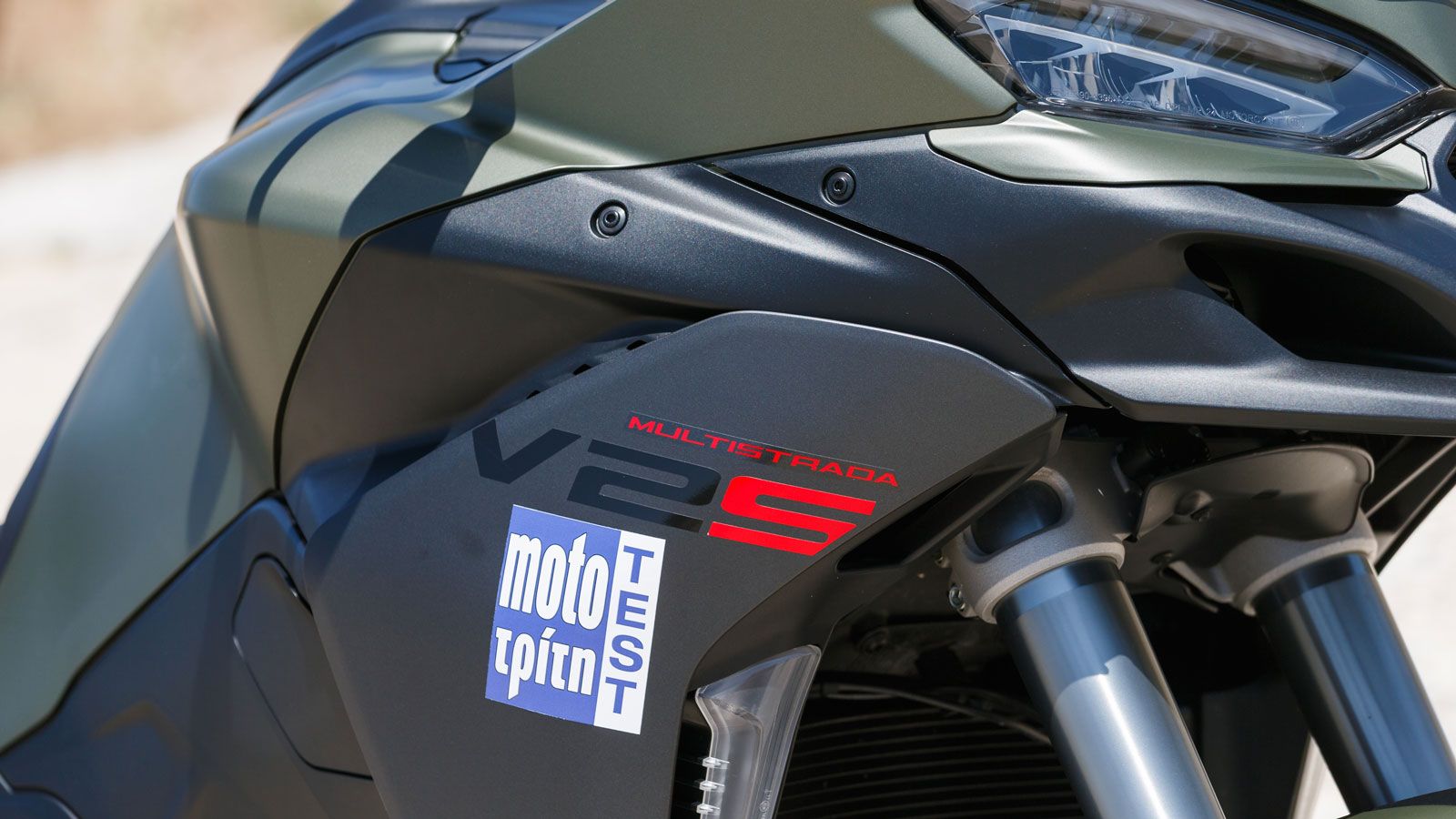 Ο διπλός LED προβολέας εμπρός με τα DRL-σχισμές, συναντά στη μέση έναν αεραγωγό, ενώ η ουρά θυμίζει με το σχήμα της σχάρας, το πίσω μέρος του εκρηκτικ