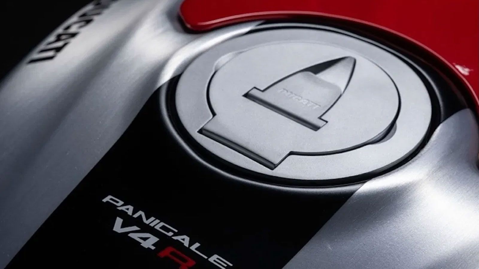  Η τιμή έχει οριστεί στις 43,990 ευρώ, τοποθετώντας την ξεκάθαρα στην κορυφή της κατηγορίας ως την πιο αγωνιστική Panigale που έχει κατασκευάσει ποτέ 